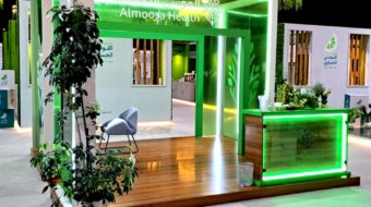 تنفيذ جناح معرض الموسى هيلث بتصميم طبي عصري